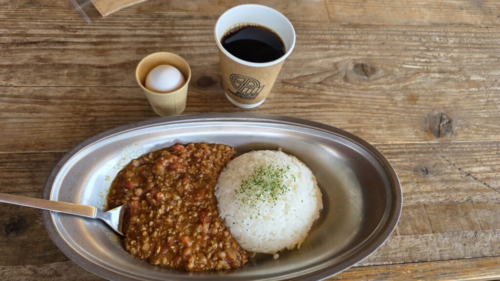 バイカーズパラダイスのカフェで食べた温泉卵付きキーマカレーとコーヒー