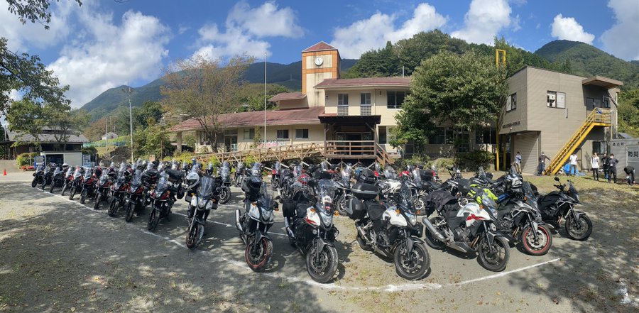 2019年道志村の廃校で行なった400Xミーティングに集まったバイクの様子