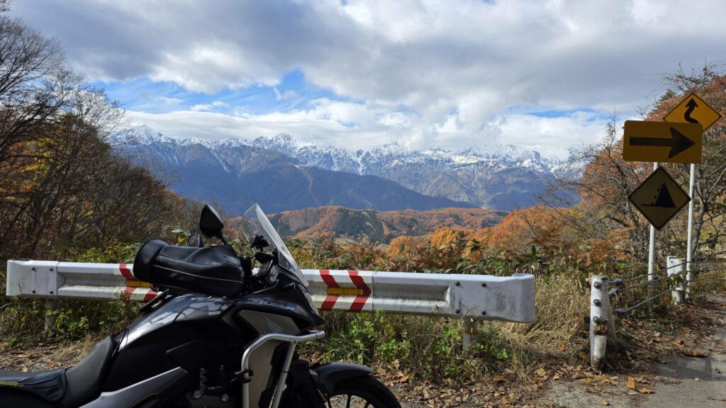 長野県鬼無里街道白沢洞門の三段紅葉とホンダ400Ｘ