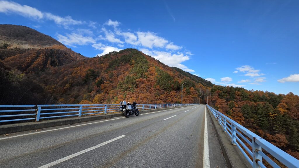 長野県大町ダム龍神湖周辺の紅葉