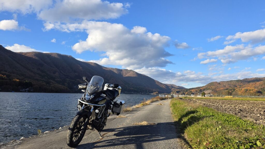 木崎湖畔に佇む400X／山影と湖面のコントラスト