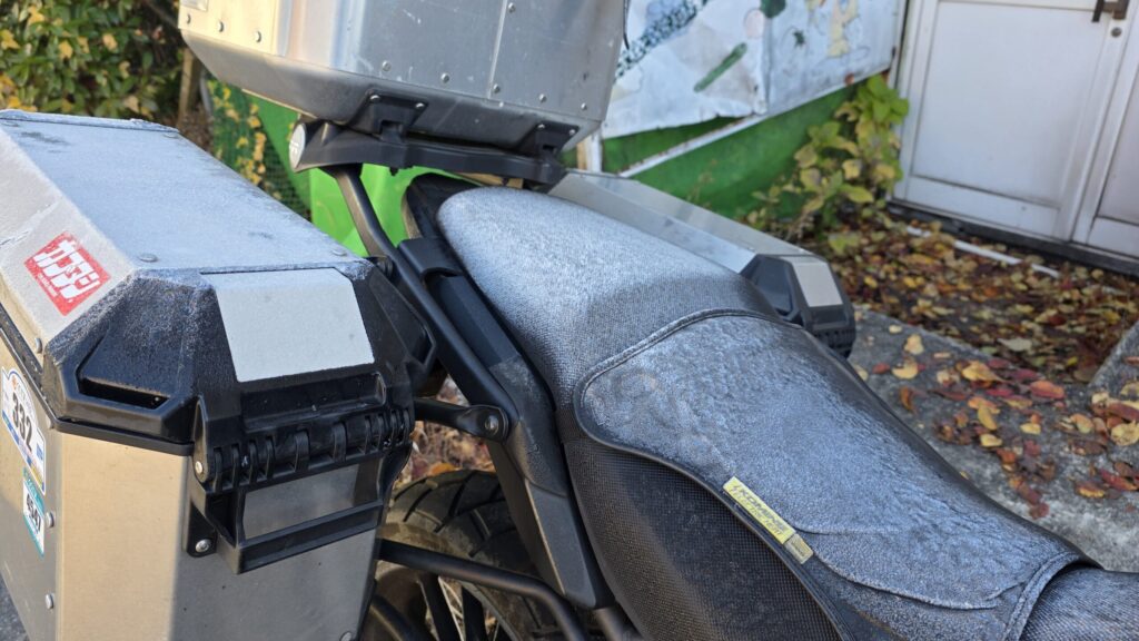 白馬の朝、バイクに霜が降りる