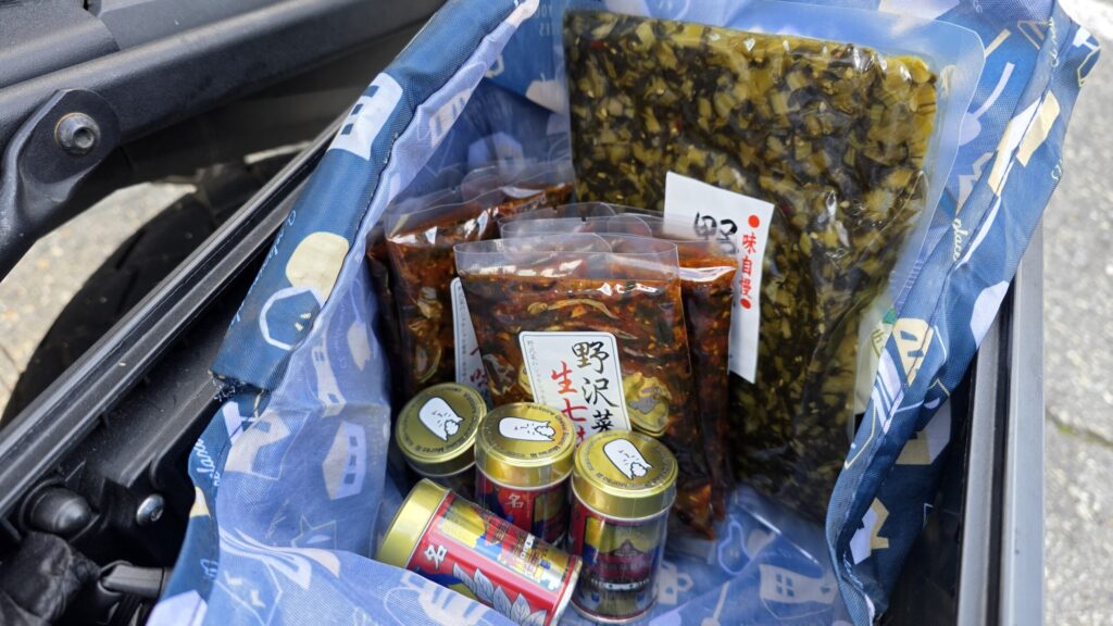 道の駅白馬で買ったお土産。野沢菜の漬物、白馬ゆるきゃらムラオのイラスト入りの八幡屋磯五郎の七味