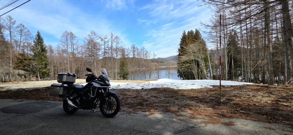 青木湖の雪が残る湖畔でバイクと記念撮影
