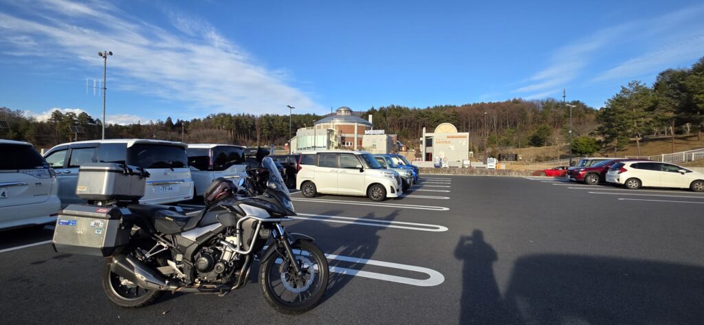 道の駅小坂田公園の駐車場にバイクを停める