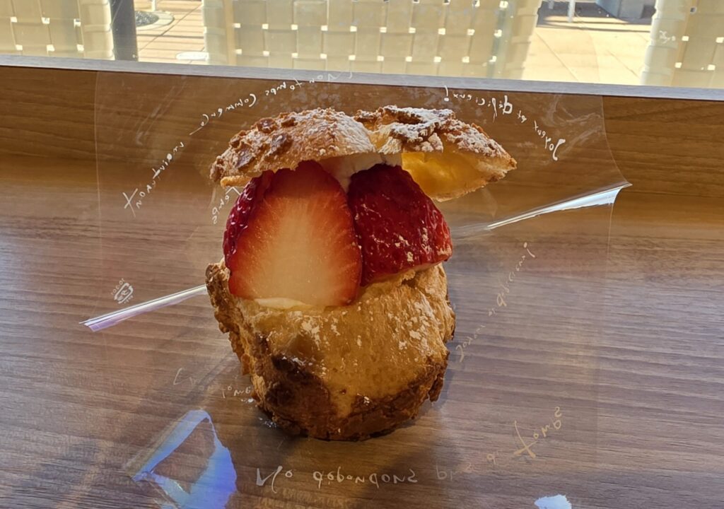 道の駅小坂田公園のイチゴシュークリームで休憩