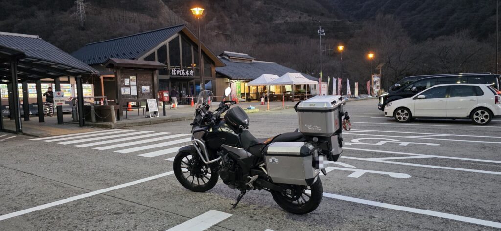 道の駅蔦木宿で休憩中のバイク