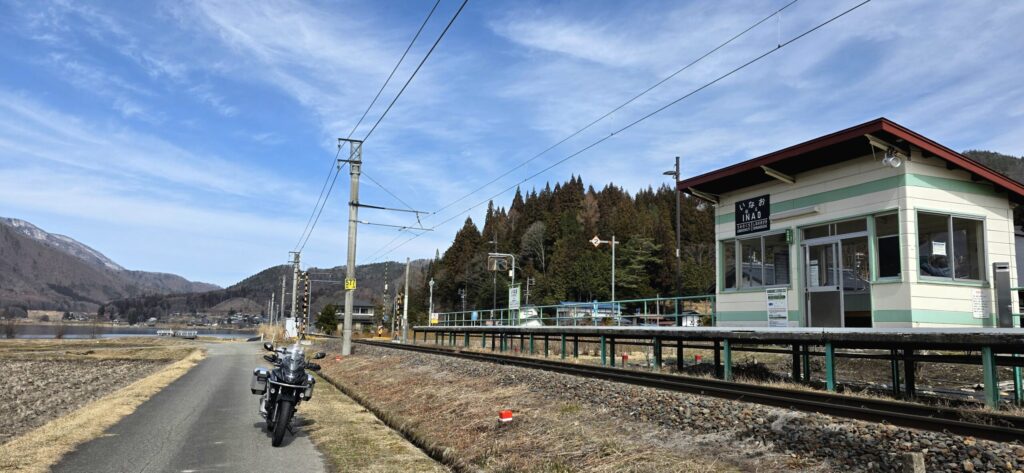 木崎湖が目の前の稲生駅の前でバイクと記念撮影