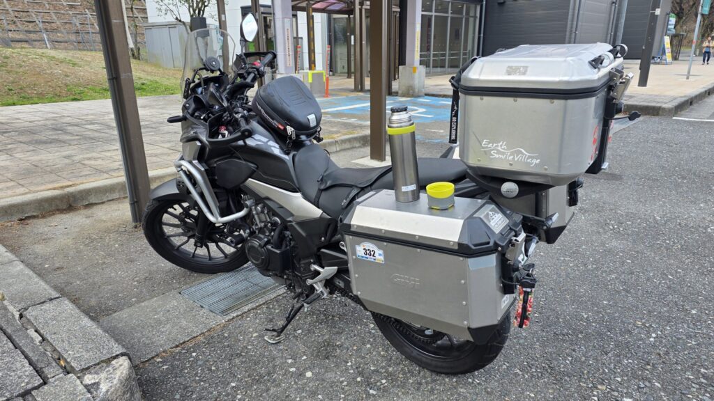 中央道境川SAで休憩中の400X