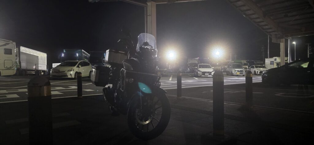 道の駅筆柿の里で休憩するバイクと施設外観、関西方面ツーリングの途中の立ち寄りスポット