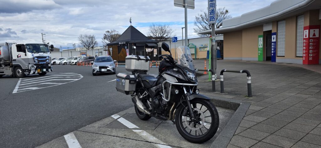 和歌山ツーリング途中に立ち寄った道の駅富士川で休憩するホンダ400Xと春の空
