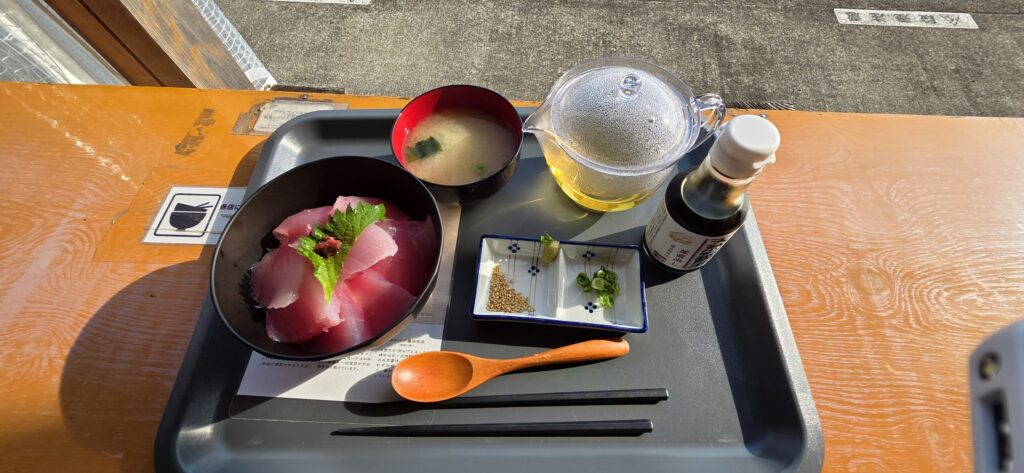 勝浦漁港にぎわい市場で食べた生まぐろのお茶漬け 地元茶と地元醤油の朝食
