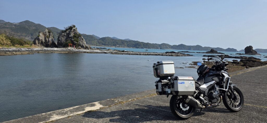 弁天島の海沿いに停めたホンダ400Xと岩場の海岸 那智勝浦ツーリング