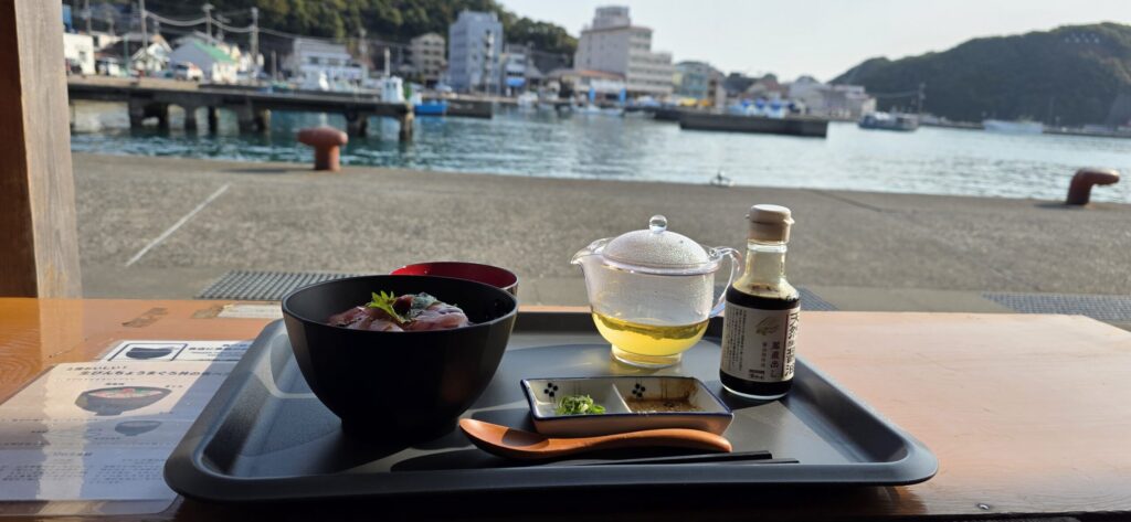 勝浦漁港を眺めながら食べる生まぐろ茶漬け 那智勝浦の朝食風景