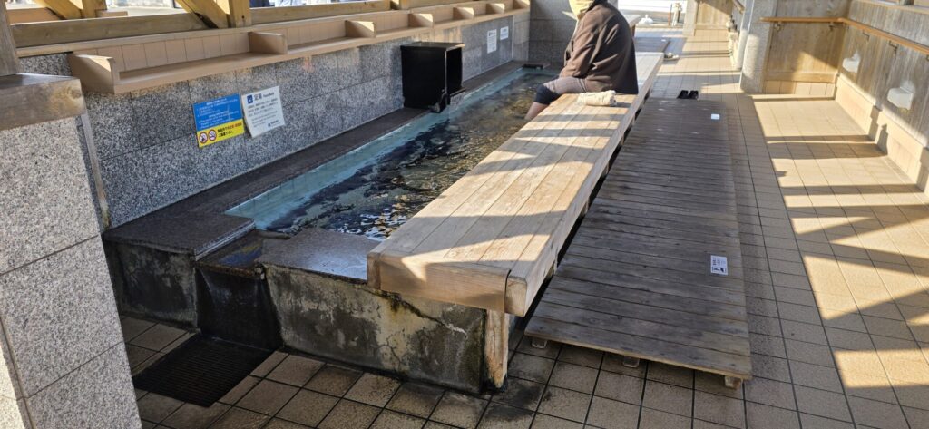 勝浦漁港にぎわい市場にある足湯 港を見ながら休憩できるスポット