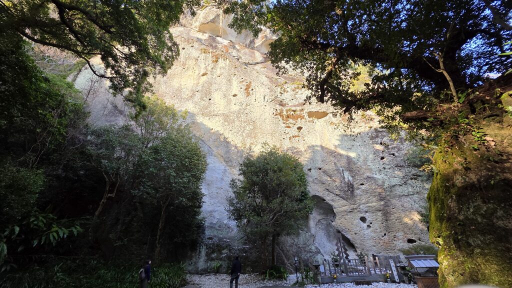 花の窟神社の御神体 巨大な岩壁と自然信仰の風景