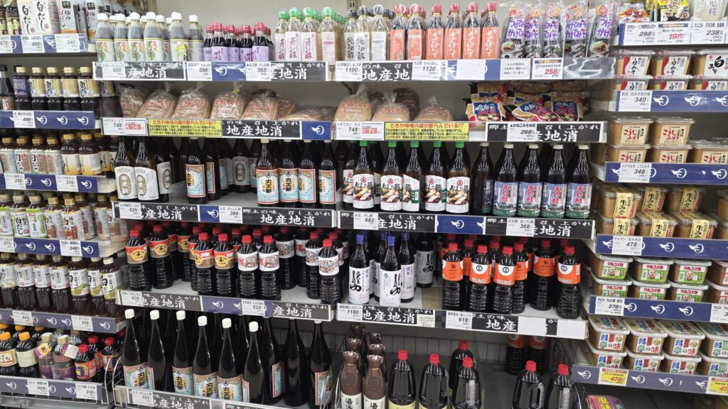 ツーリング途中、ご当地スーパーオオクワの醤油・お酢コーナー。地元産のものが並ぶ