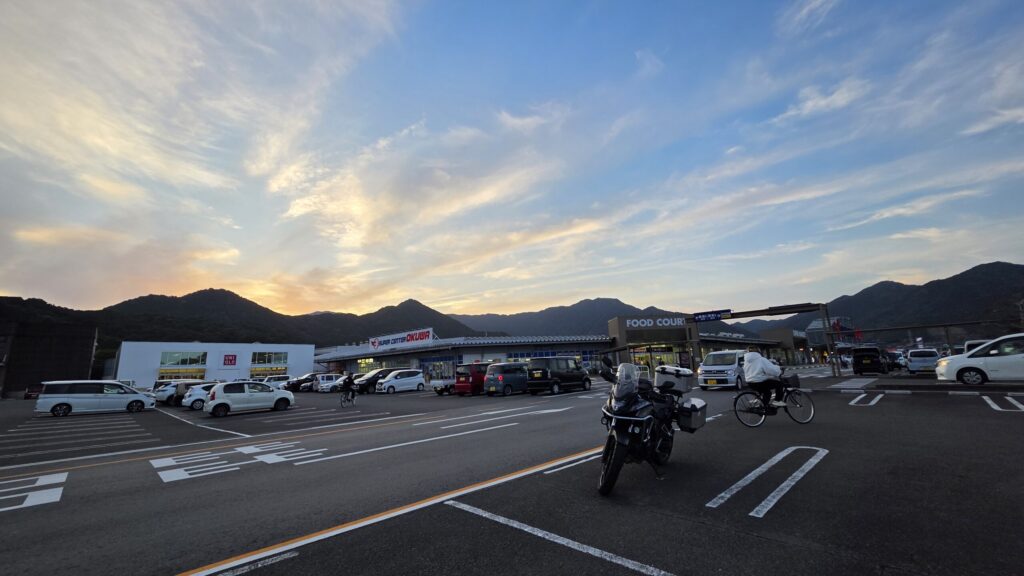 スーパーセンターオークワ 南紀店の駐車場に停まるバイク