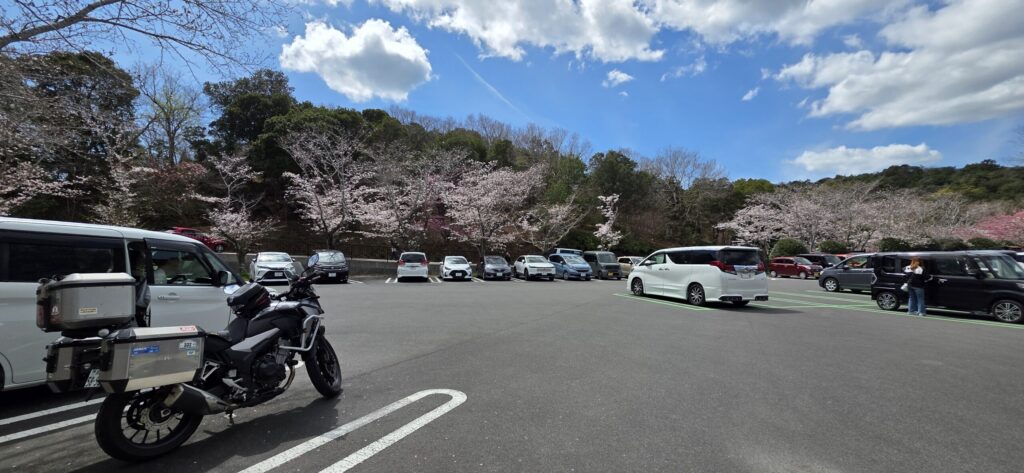 創造の森横山 駐車場に止めたバイク