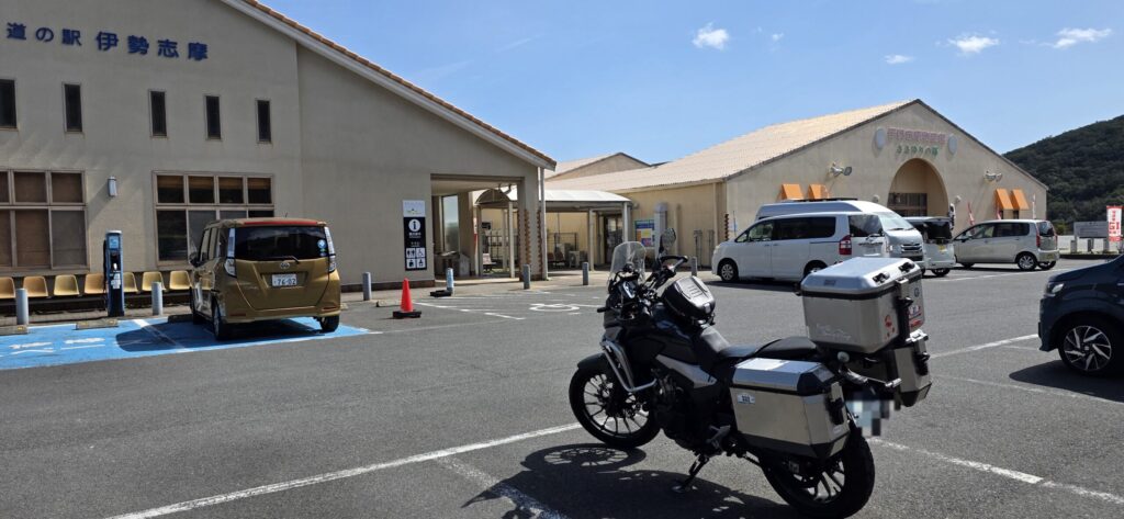 道の駅伊勢志摩の駐車場に停めたホンダ400Xと建物外観 晴天の朝