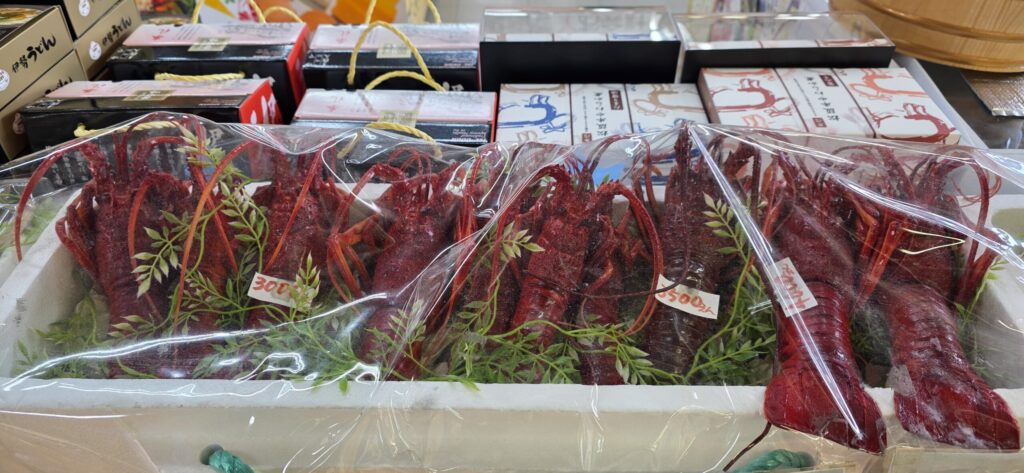 伊勢志摩の道の駅で販売されている伊勢海老などの海産物