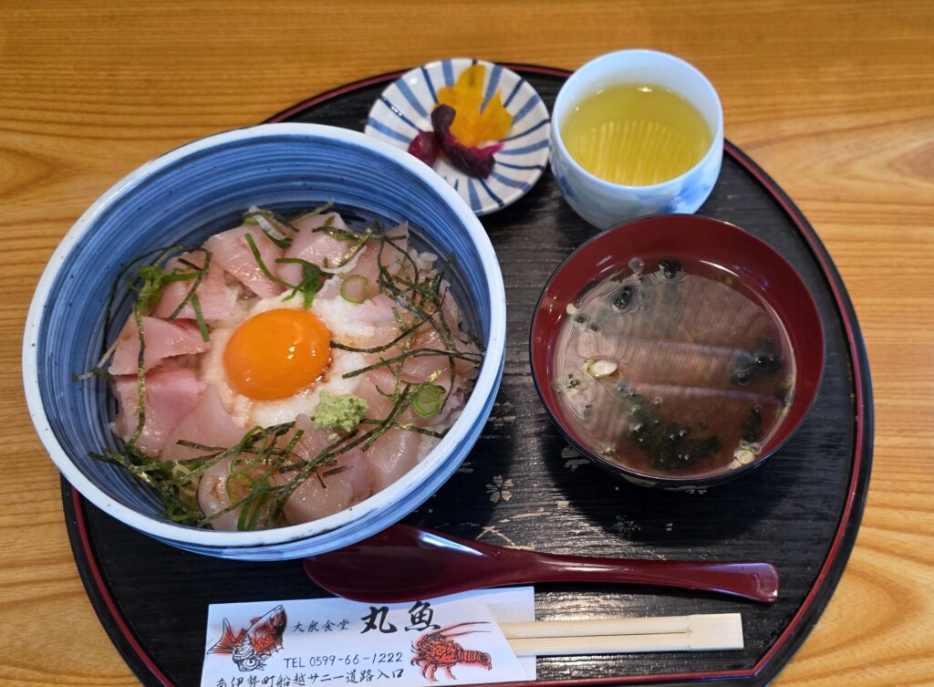 丸魚食堂のグルグル丼 ビンチョウマグロと山芋と卵の海鮮丼 赤だし付き