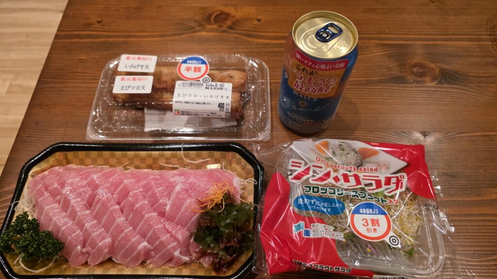 和歌山那智勝浦漁港のマグロや練り物の夕食の様子