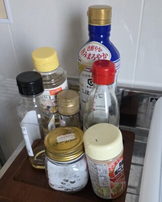 和歌山県那智勝浦にあるゲストハウス凪季の宿のキッチンに置いてあった調味料