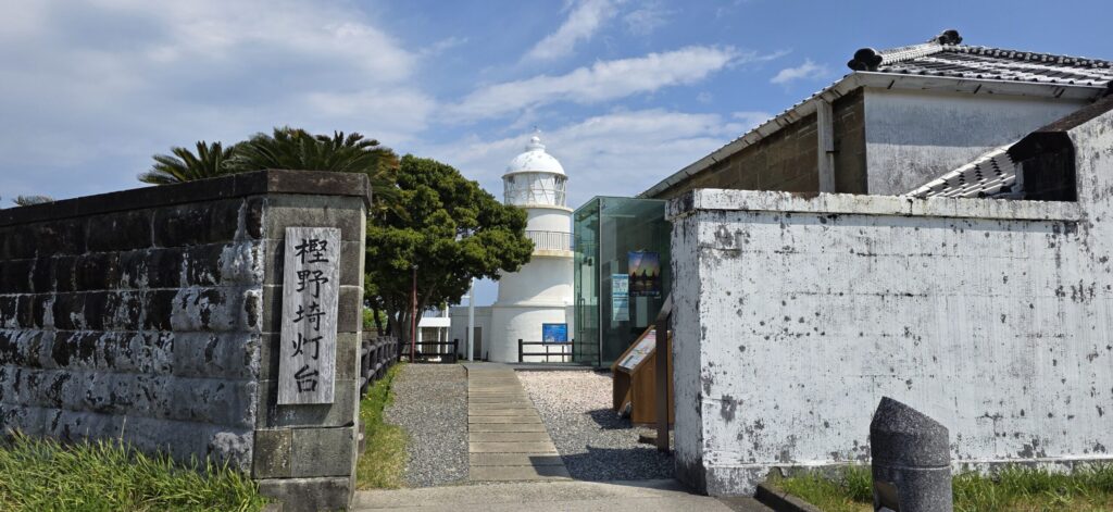 樫野埼灯台と青い海 串本の絶景スポット 日本最古の石造灯台