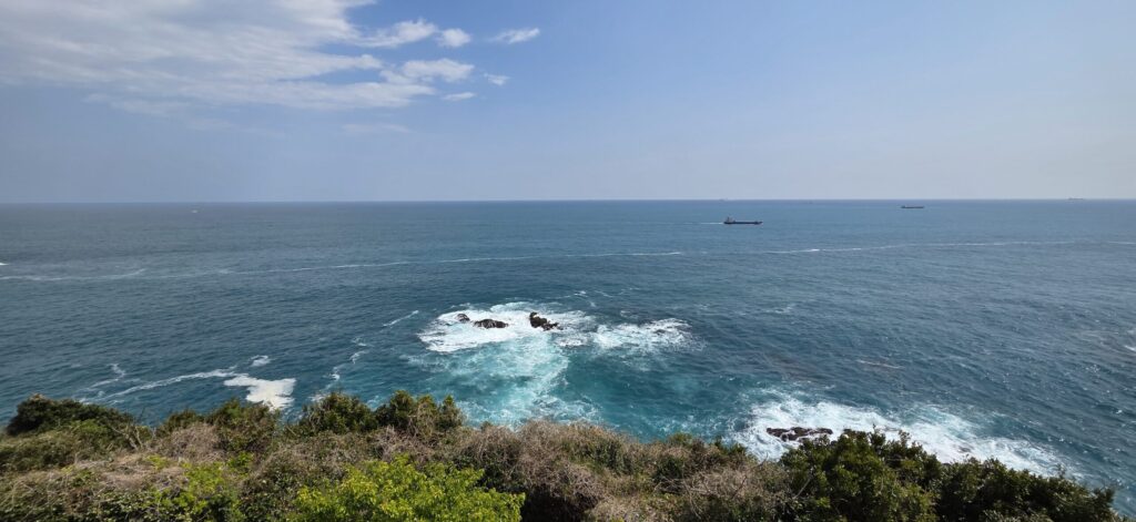 樫野埼灯台から見える青い海 串本の絶景スポット 日本最古の石造灯台