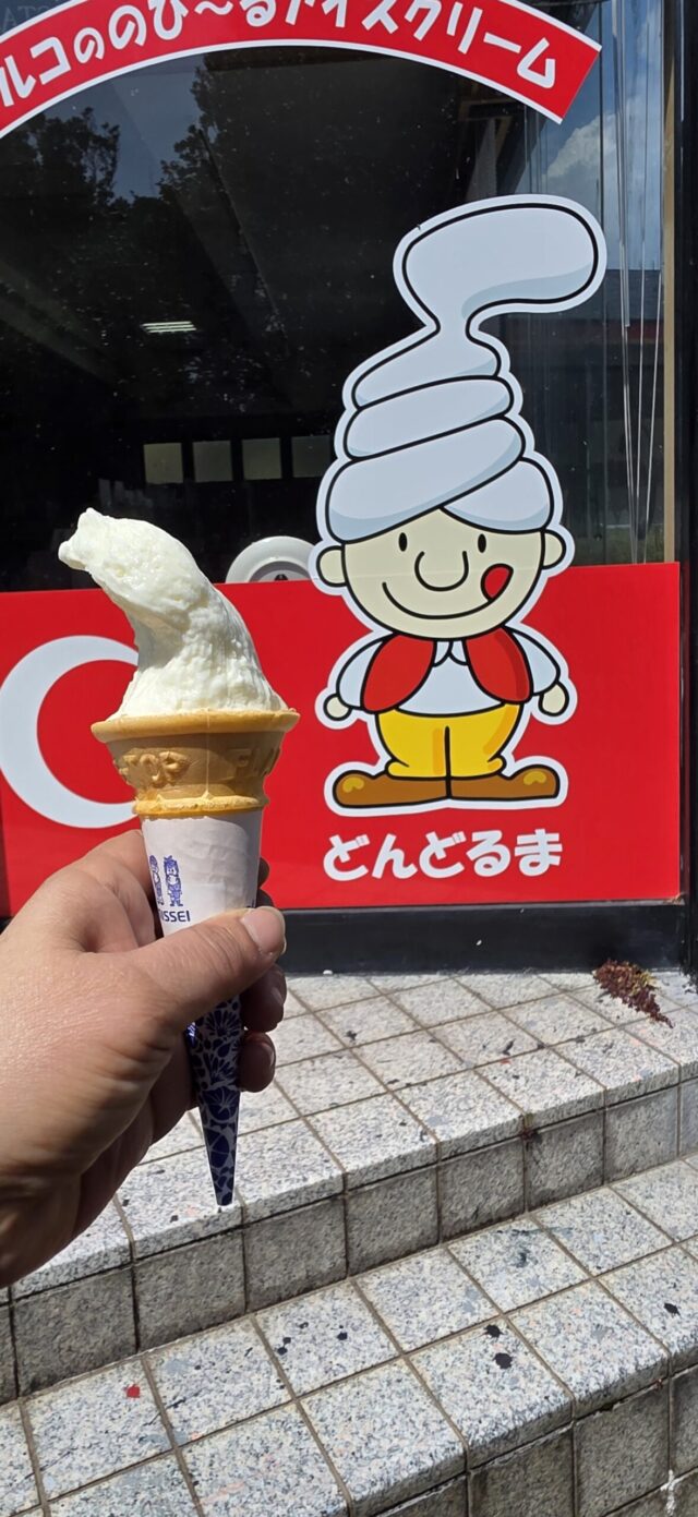 串本トルコ記念館そばで食べるトルコアイス 本場の伸びるアイス体験