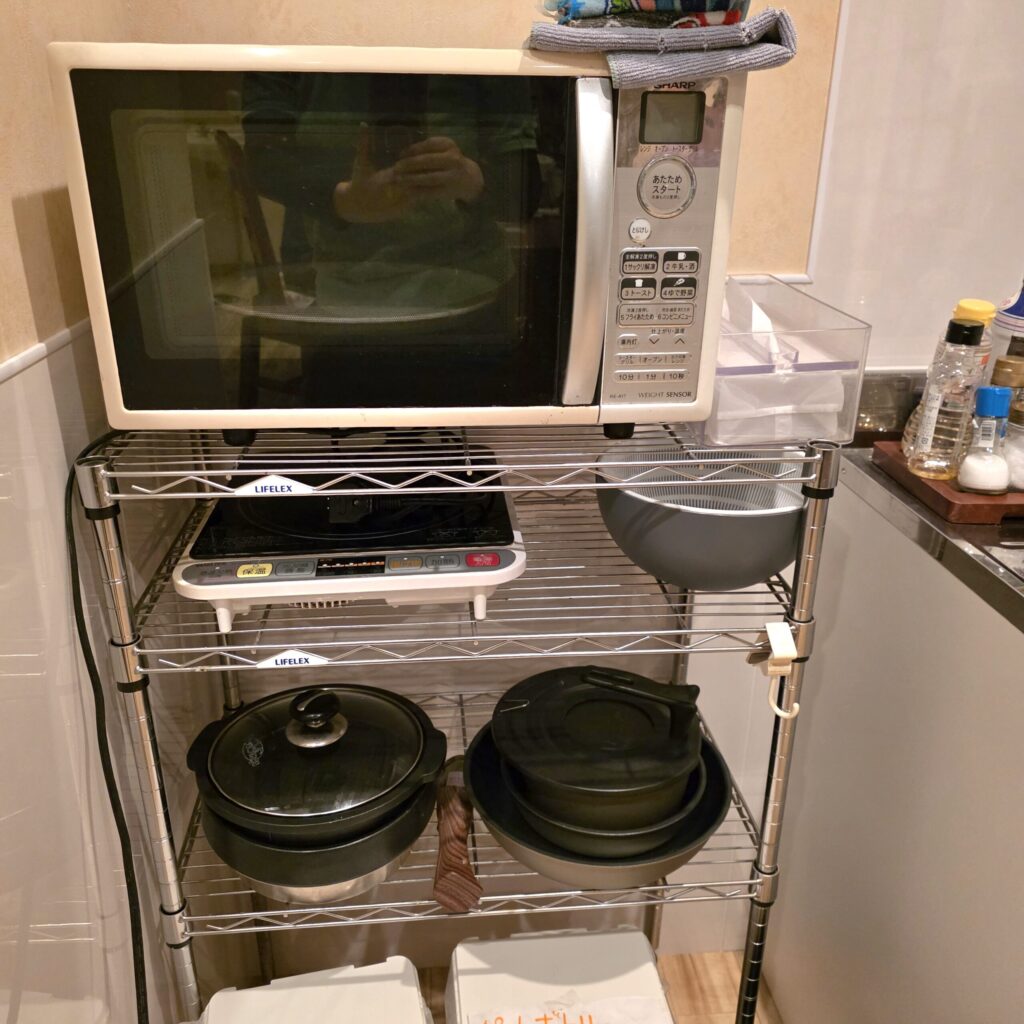 和歌山県那智勝浦にあるゲストハウス凪季の宿の調理器具の棚