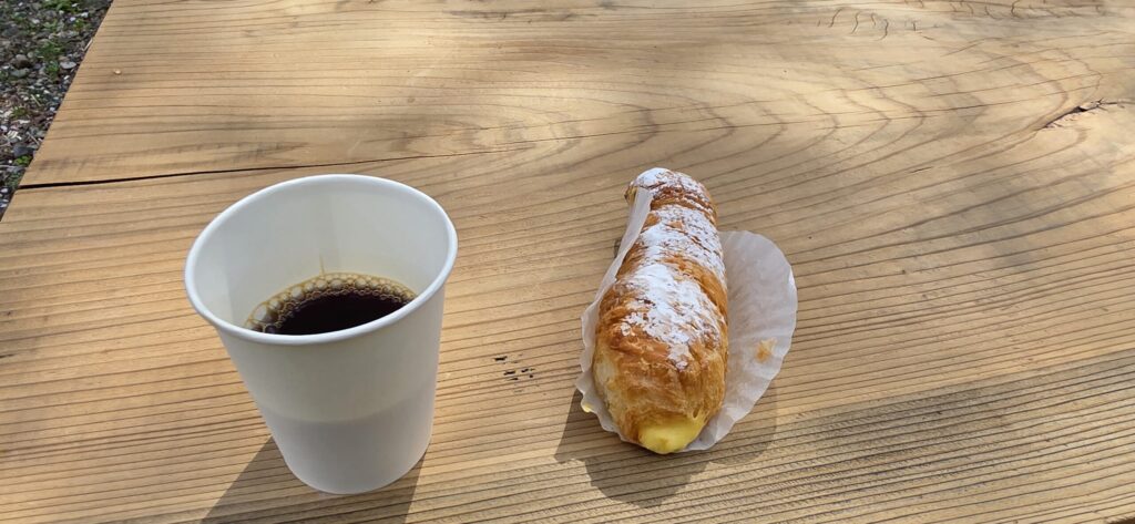 古座川の満開の桜の場所でいただいたコーヒーとお菓子