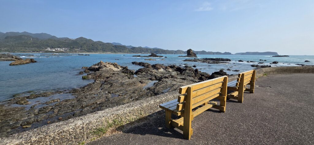 弁天島の海沿いベンチと穏やかな海の風景 那智勝浦の休憩スポット