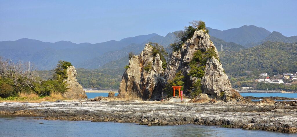 弁天島の鳥居がある岩と海 那智の滝が遠くに見えるスポット