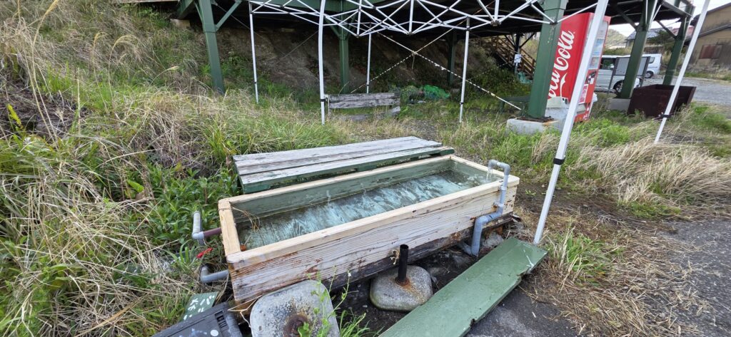 弁天島近くの簡易温泉と足湯スペース 那智勝浦の無料温泉スポット