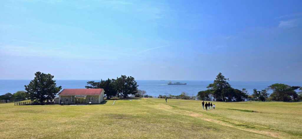 潮岬の広大な芝生と海の絶景 本州最南端の開放的な風景