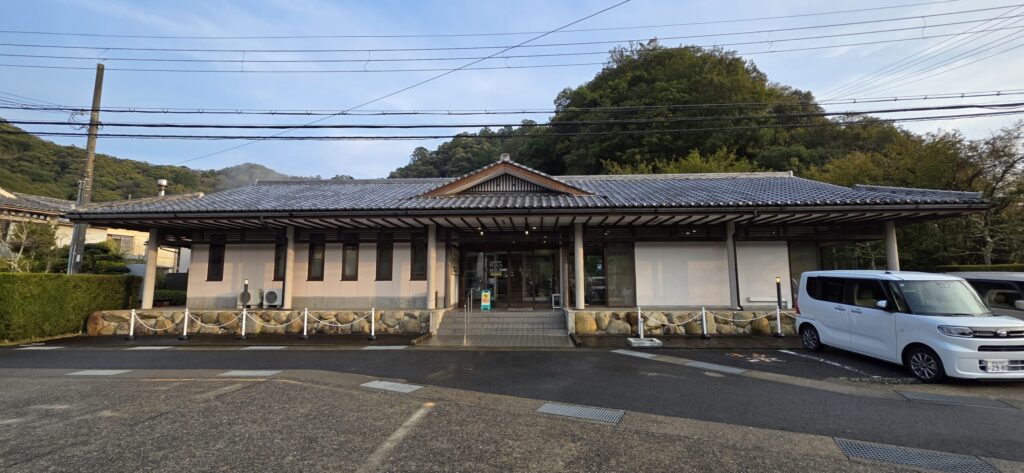 那智勝浦のきよもん湯の外観と温泉施設