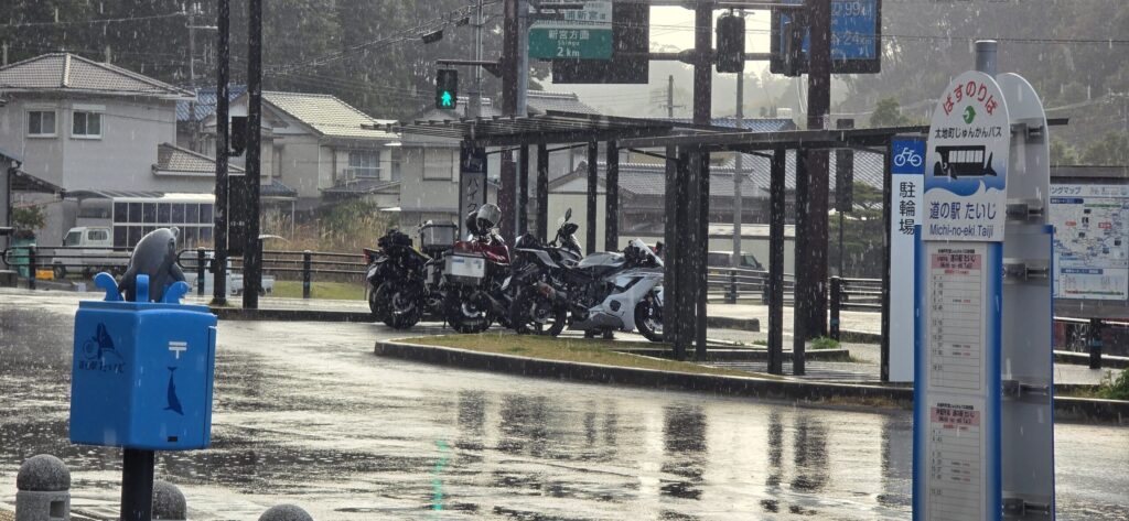 道の駅太地で雨宿りするバイク達