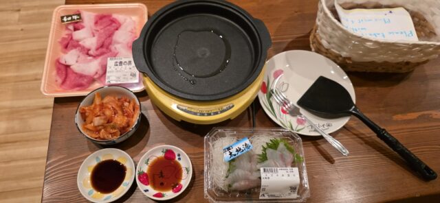 和歌山の地元食材で作った宿ごはん(牛肉と刺身)