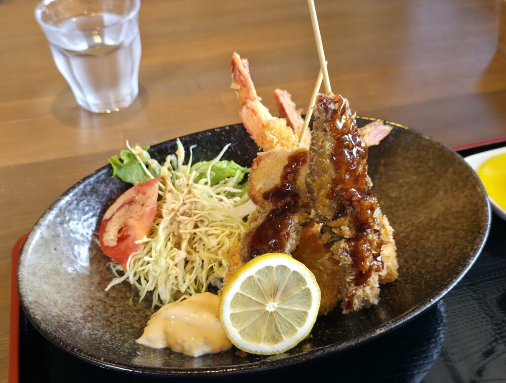 道の駅紀伊長島まんぼう向かいの「まるます」のエビフライとマグロ串の定食