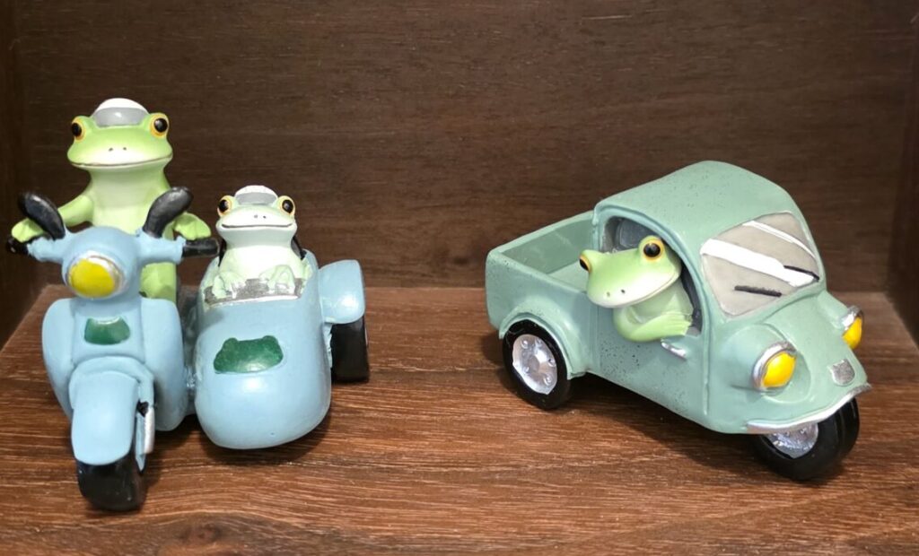 トイレに置いてある車とバイクにのったかわいいカエルの置物