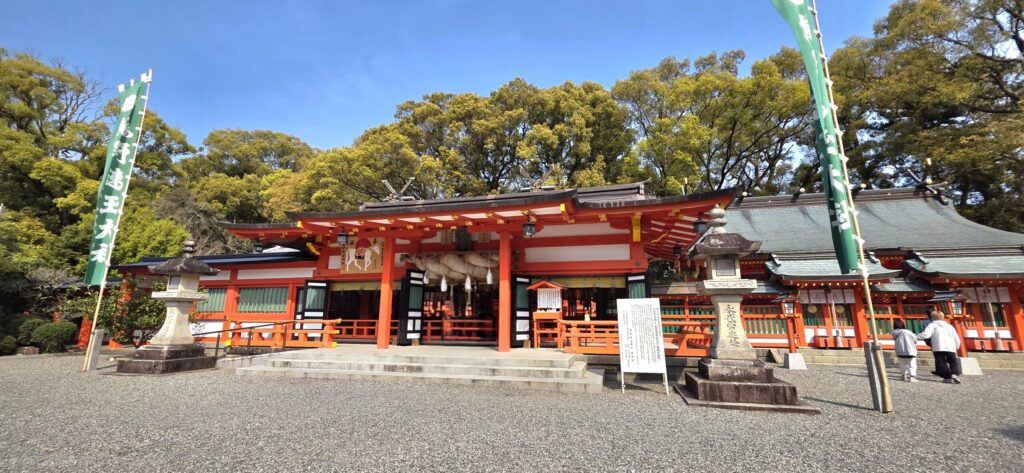 世界遺産・熊野三山のひとつ「熊野速玉大社」の本殿の朱色が青空と緑に映える様子