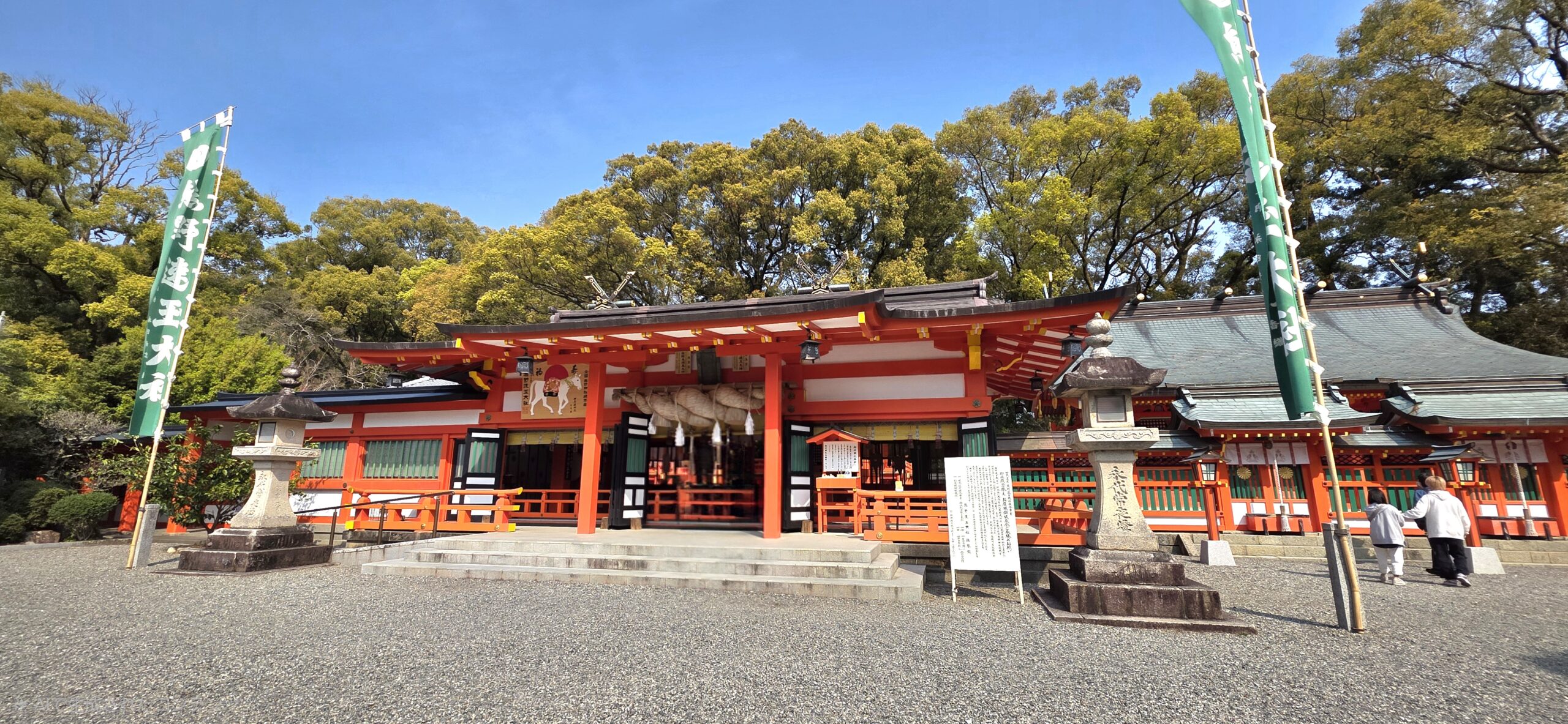 世界遺産・熊野三山のひとつ「熊野速玉大社」の本殿の朱色が青空と緑に映える様子