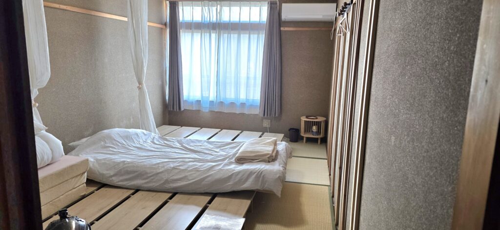 和歌山県那智勝浦のゲストハウス凪季の宿のドミトリールームの様子