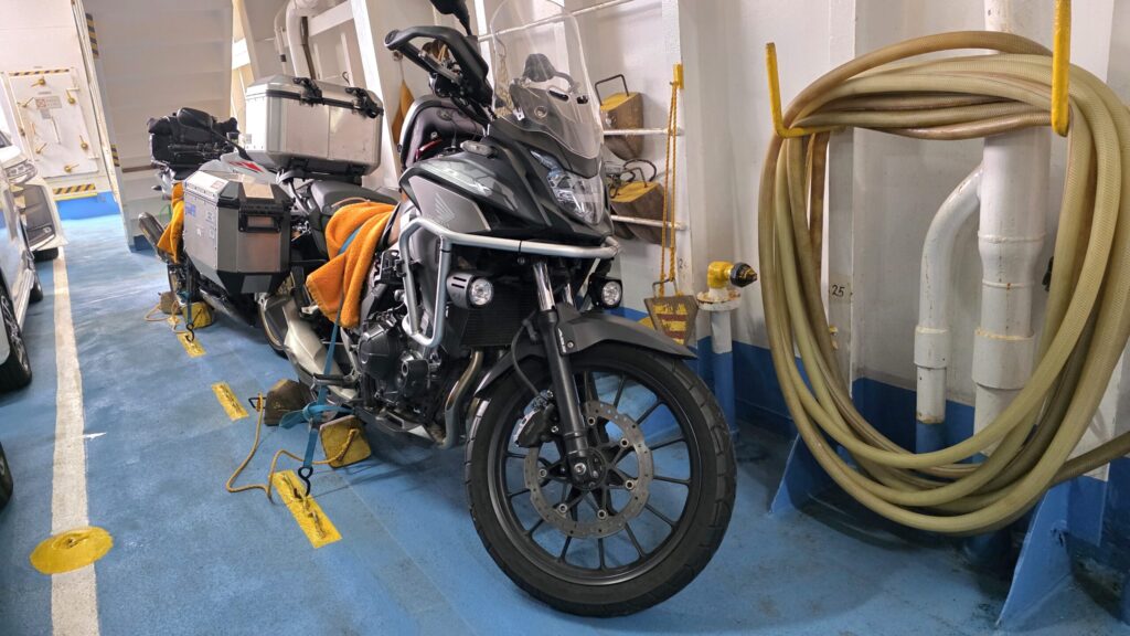 伊勢湾フェリーに乗船し、固定されるホンダ400X