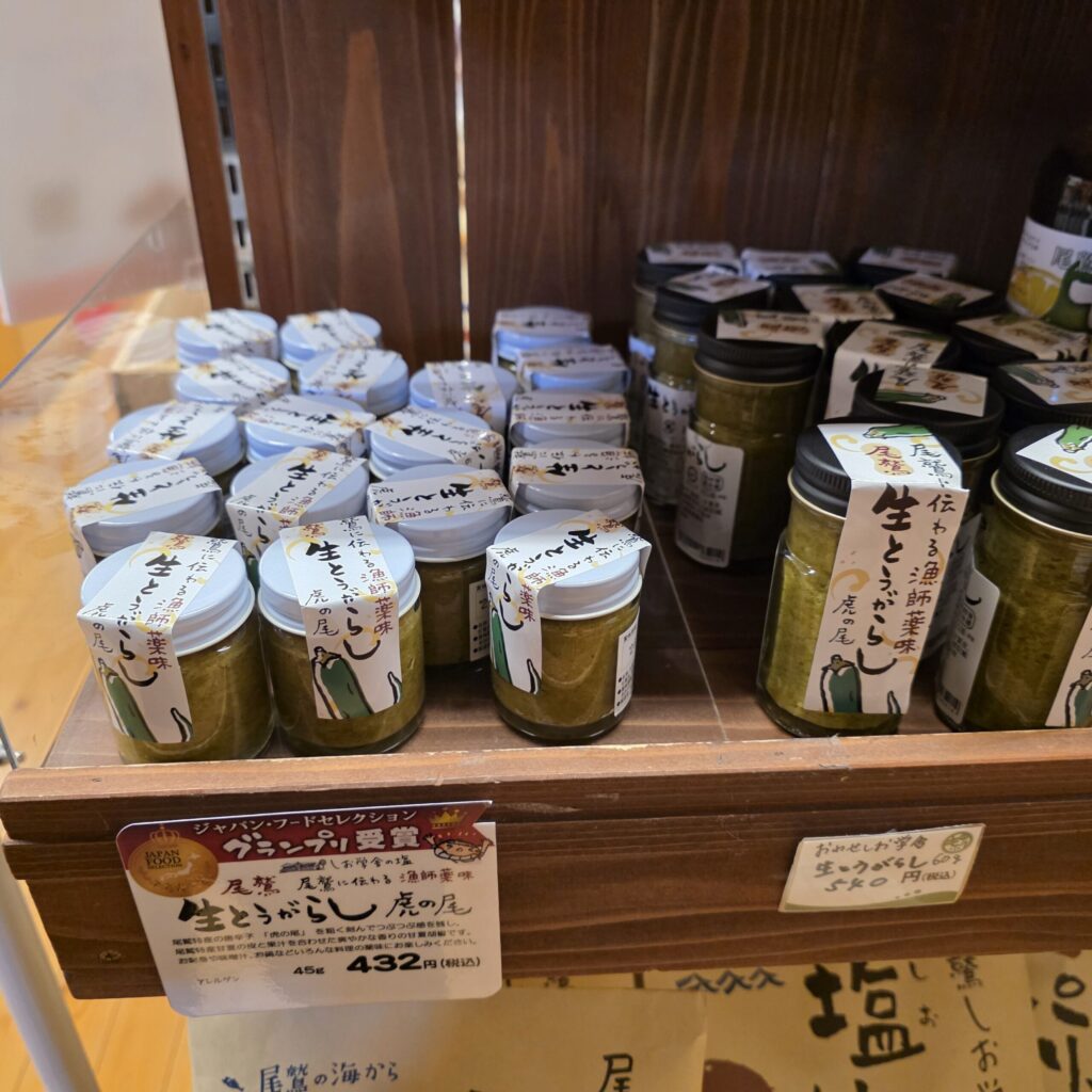 尾鷲ひのきの商品棚に並んでいる甘夏で作られた調味料