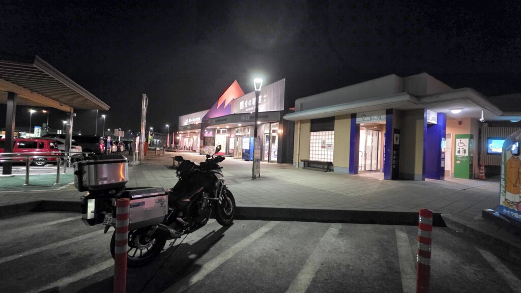 真っ暗な道の駅富士の駐輪場に停まるホンダ400X