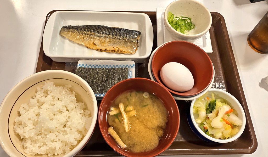 すき家のサバ定食。鯖、納豆に卵、海苔、浅漬け、みそ汁がトレーにのっている様子