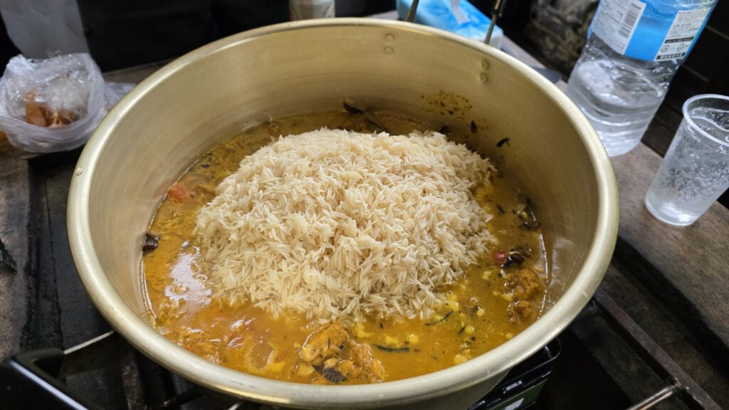 大鍋で仕込む本格ビリヤニの様子